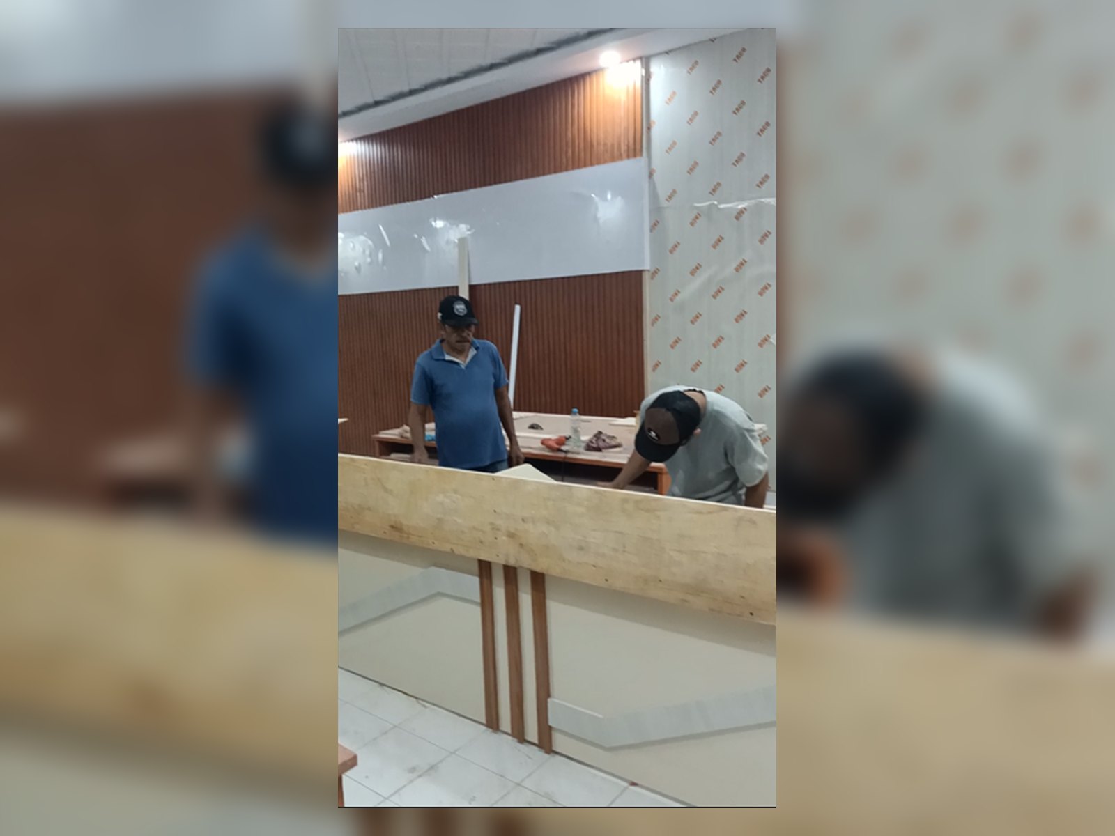 Progres pekerjaan meja rapat dan panel depan BKAD Kabupaten Bone