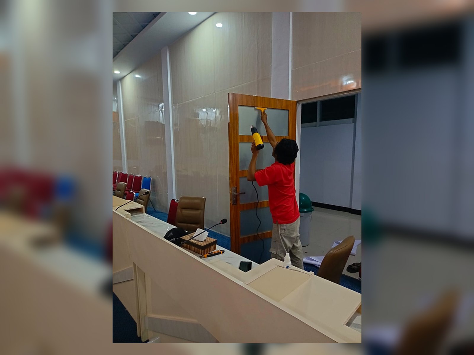 Finishing pintu ruang rapat BKAD Kabupaten Bone