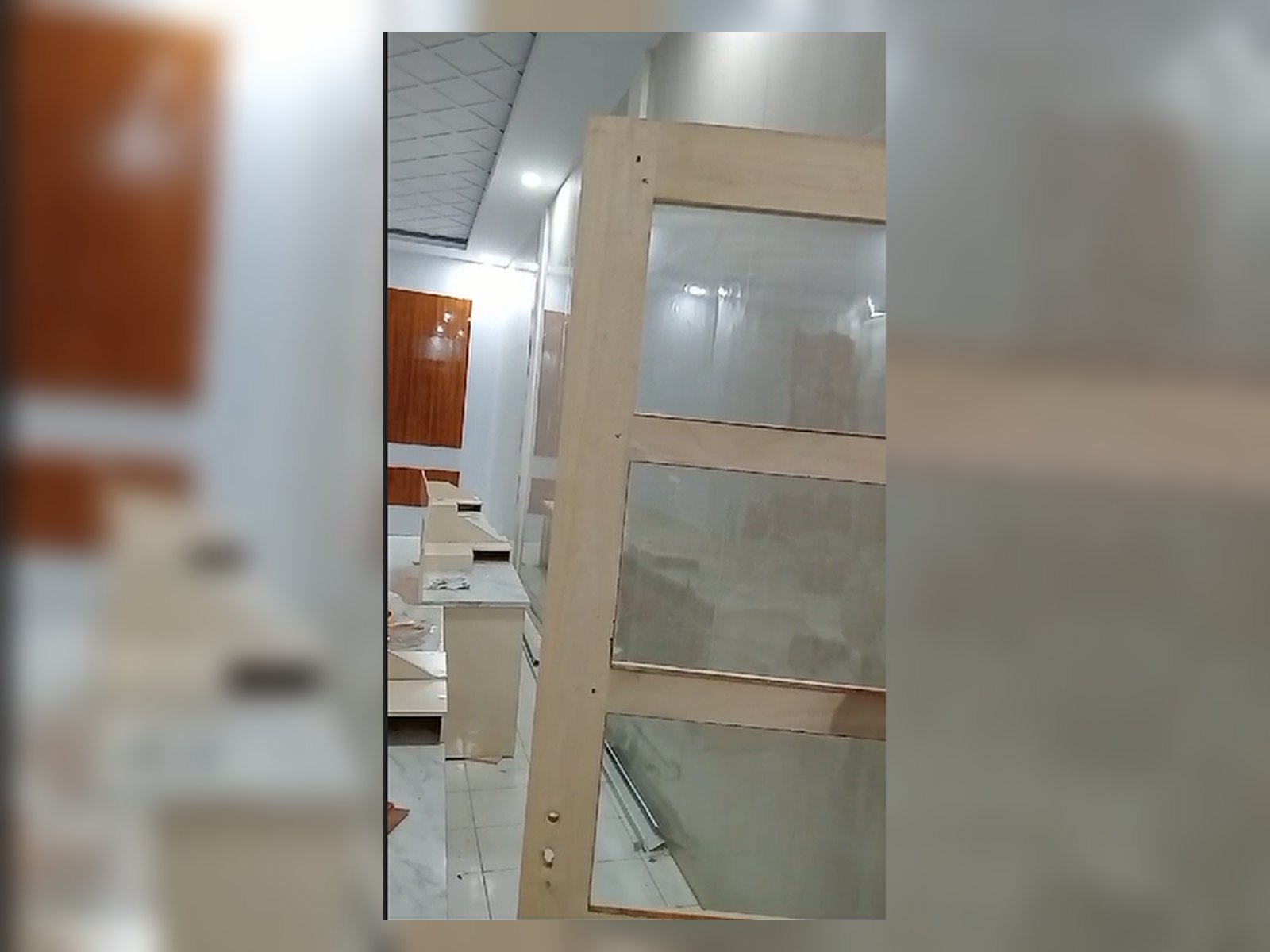 Progres pembuatan pintu ruang rapat BKAD Kabupaten Bone