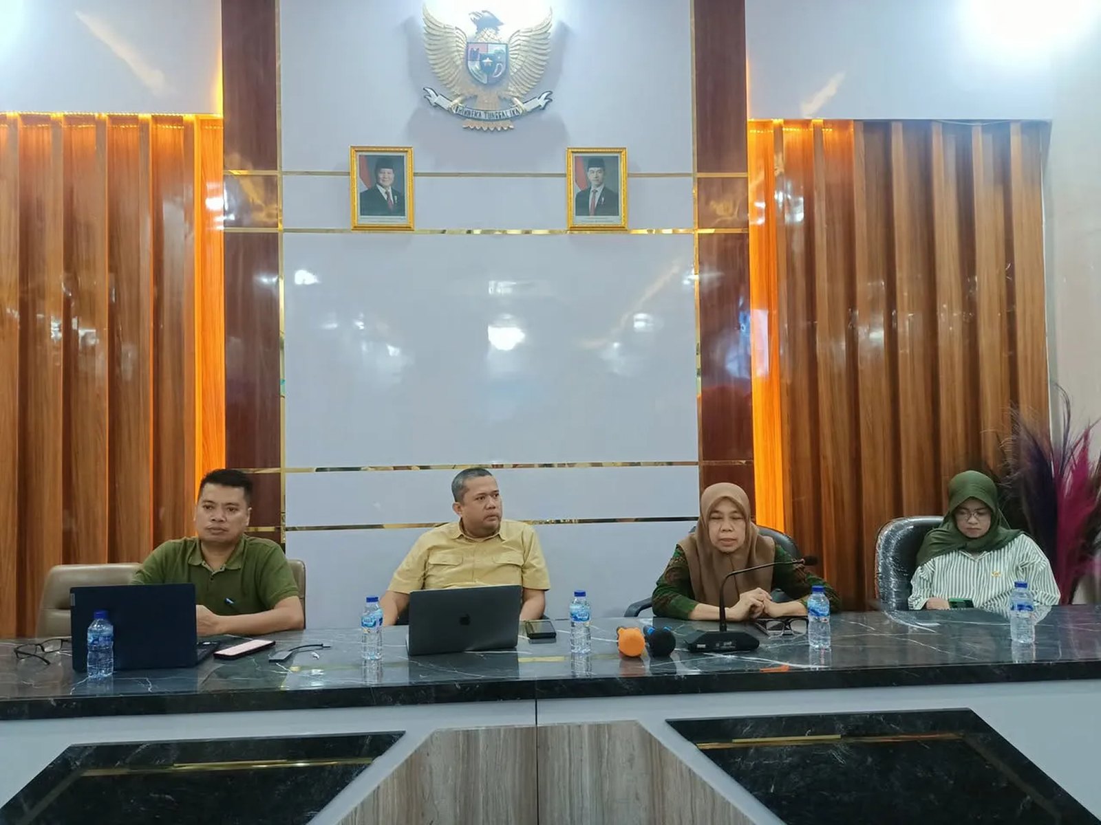 Area depan ruang rapat BKAD Kabupaten Bone dengan panel kayu dan aksen lampu