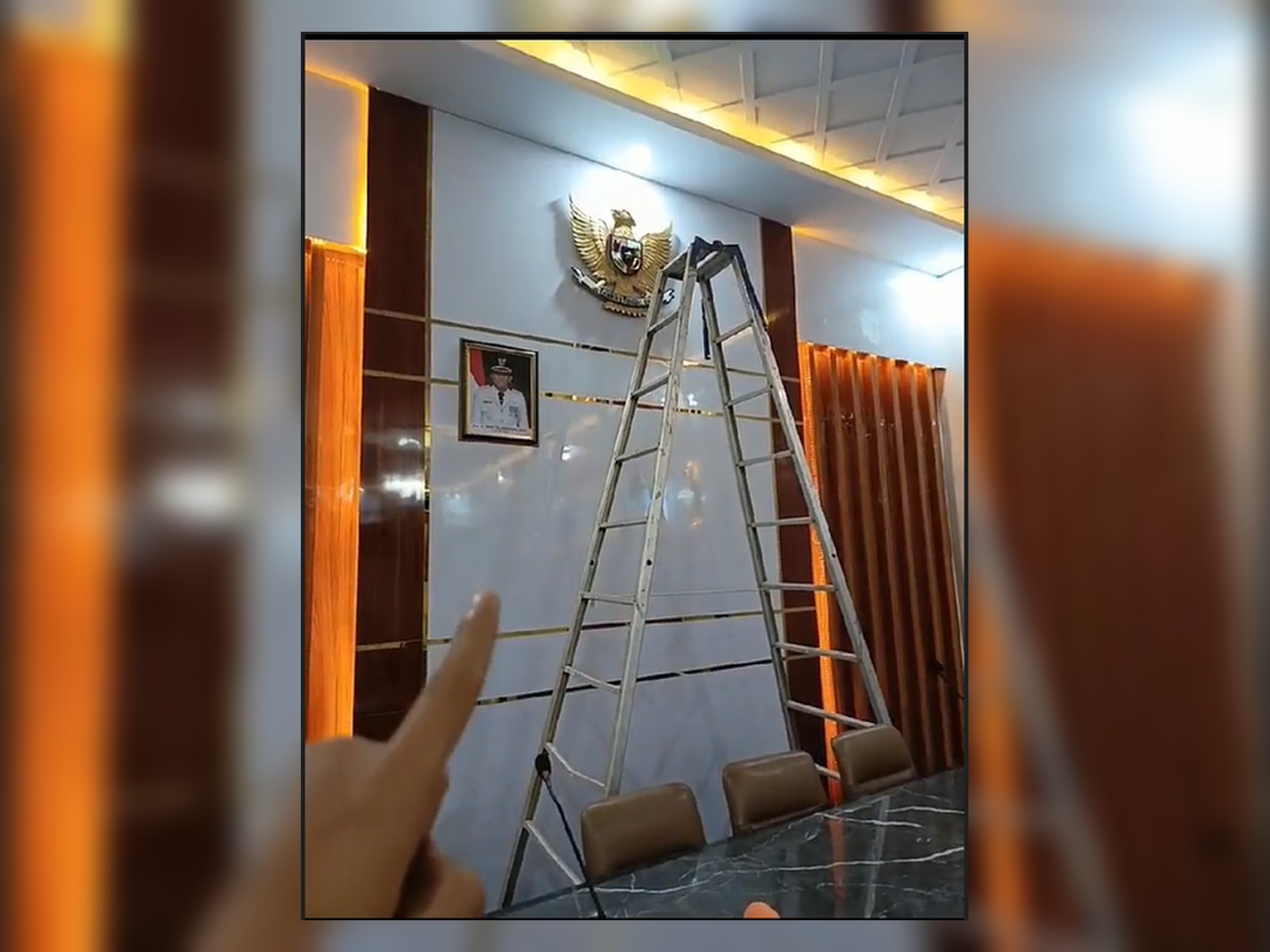 Pemasangan lambang Garuda dan panel depan ruang rapat BKAD Kabupaten Bone