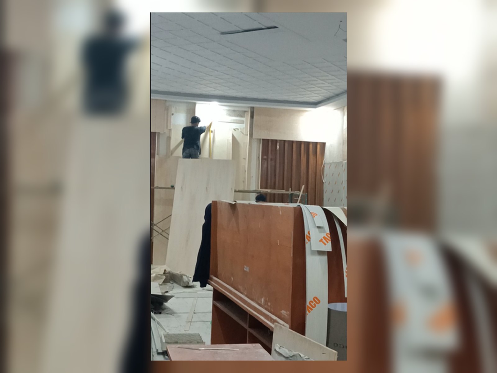 Progres pemasangan panel interior ruang rapat BKAD Kabupaten Bone
