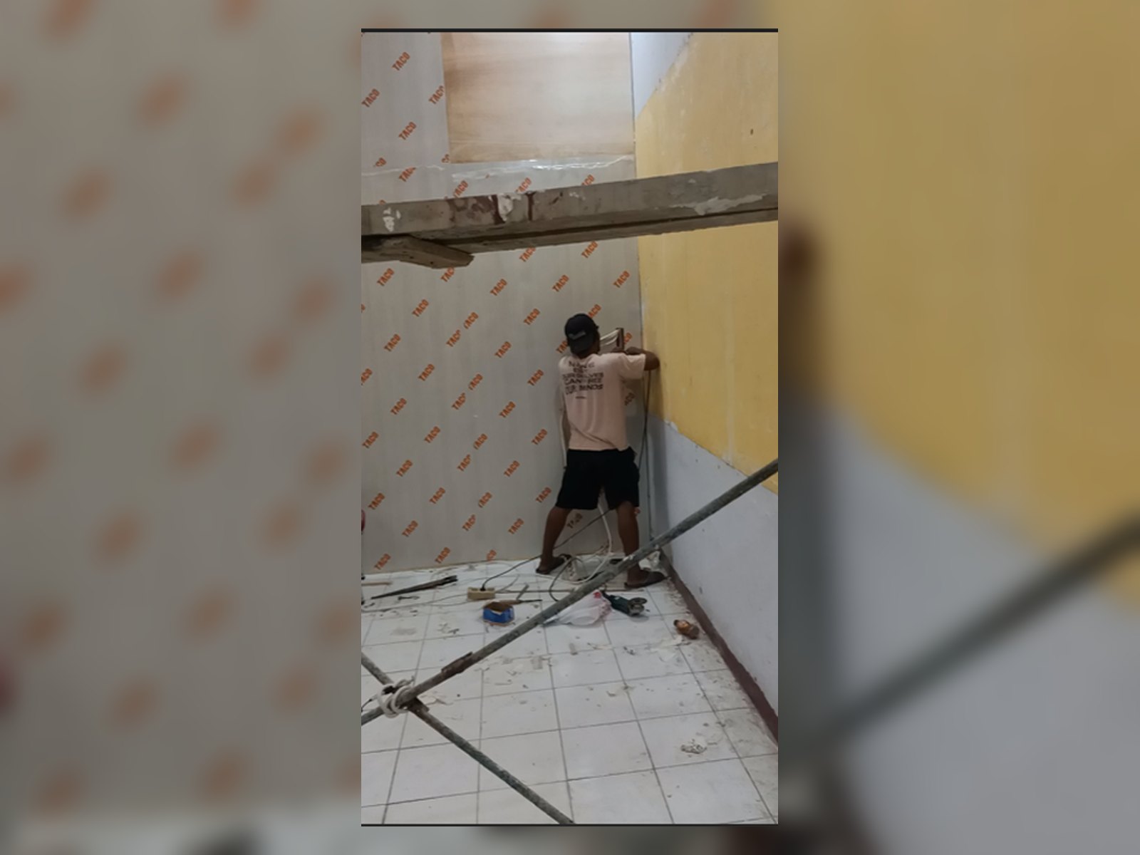 Progres pemasangan panel dan finishing dinding ruang rapat BKAD Kabupaten Bone