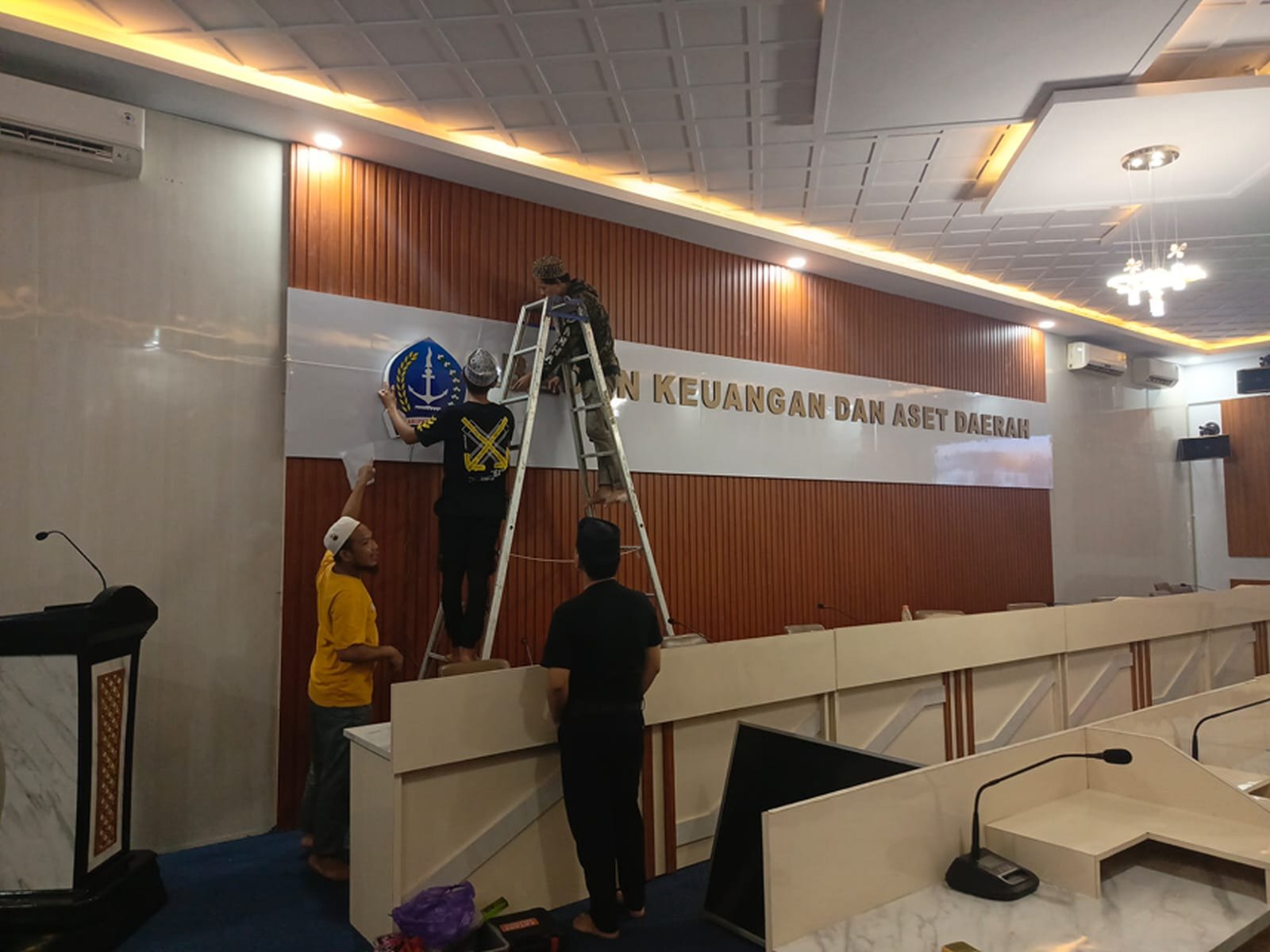 Pemasangan logo dan signage utama ruang rapat BKAD Kabupaten Bone