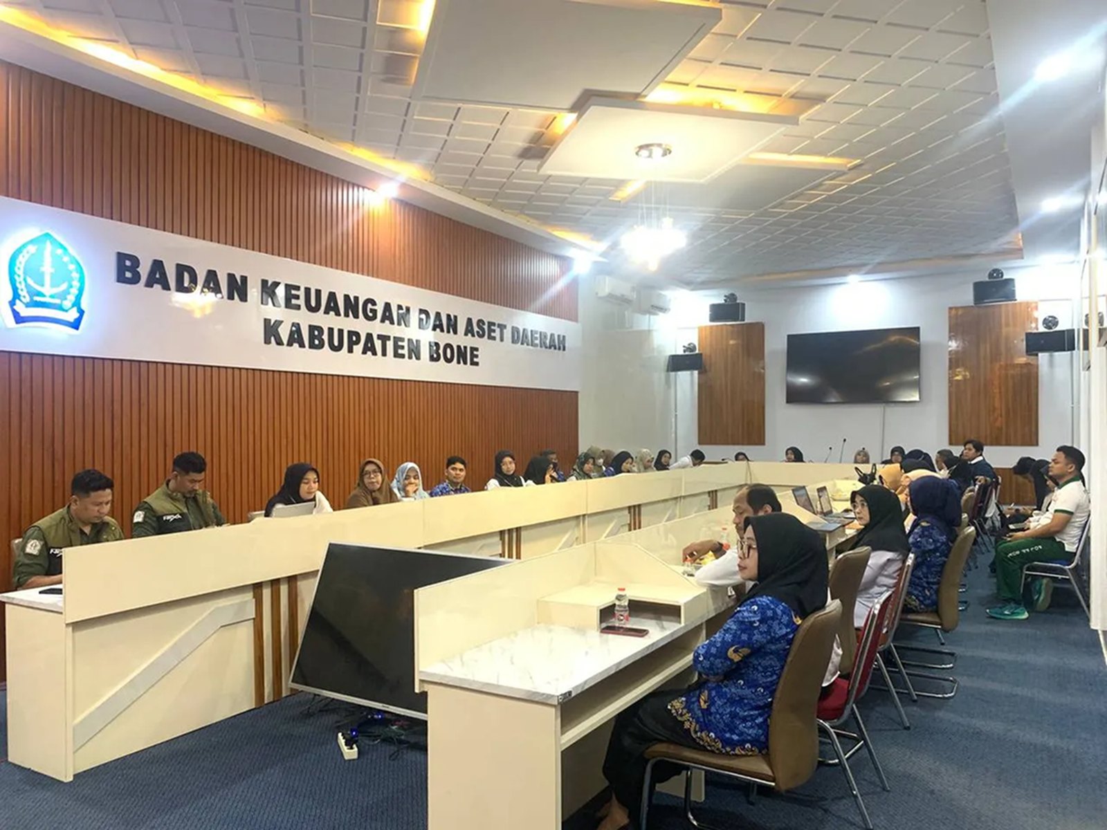 Ruang rapat BKAD Kabupaten Bone digunakan setelah pekerjaan interior selesai