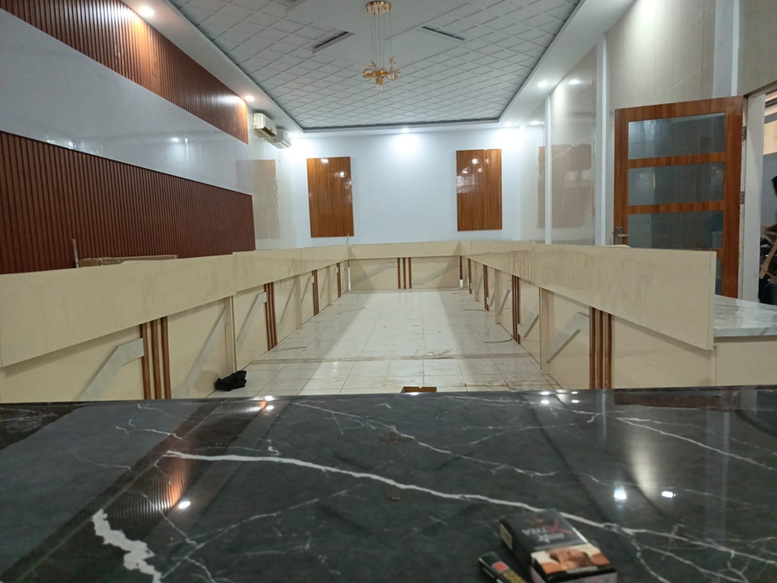 Tampilan meja rapat dan layout ruang rapat BKAD Kabupaten Bone