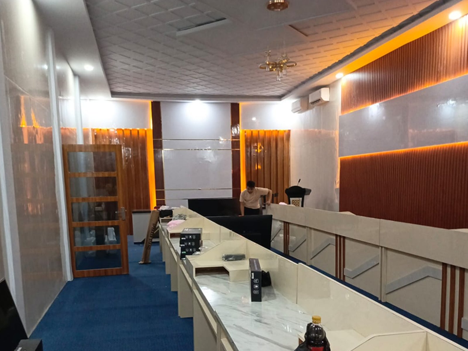 Progres finishing meja rapat dan panel dinding BKAD Kabupaten Bone