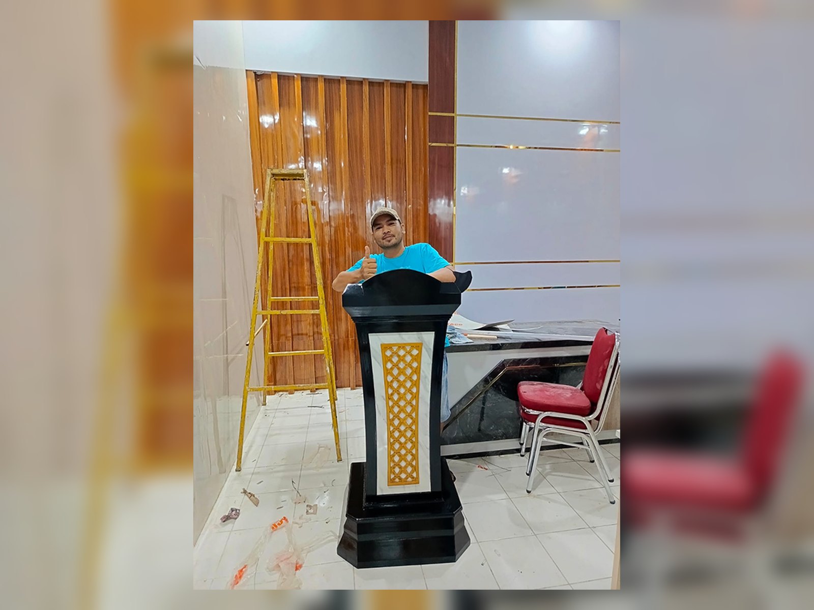 Progres pemasangan podium ruang rapat BKAD Kabupaten Bone