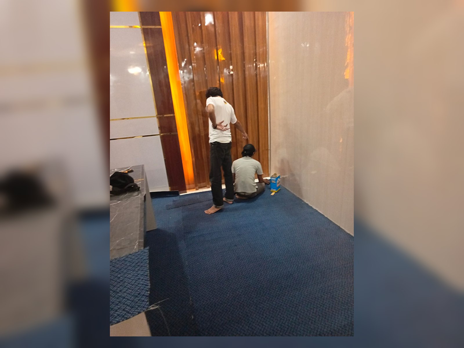 Pemasangan panel dinding dan finishing karpet ruang rapat BKAD Kabupaten Bone