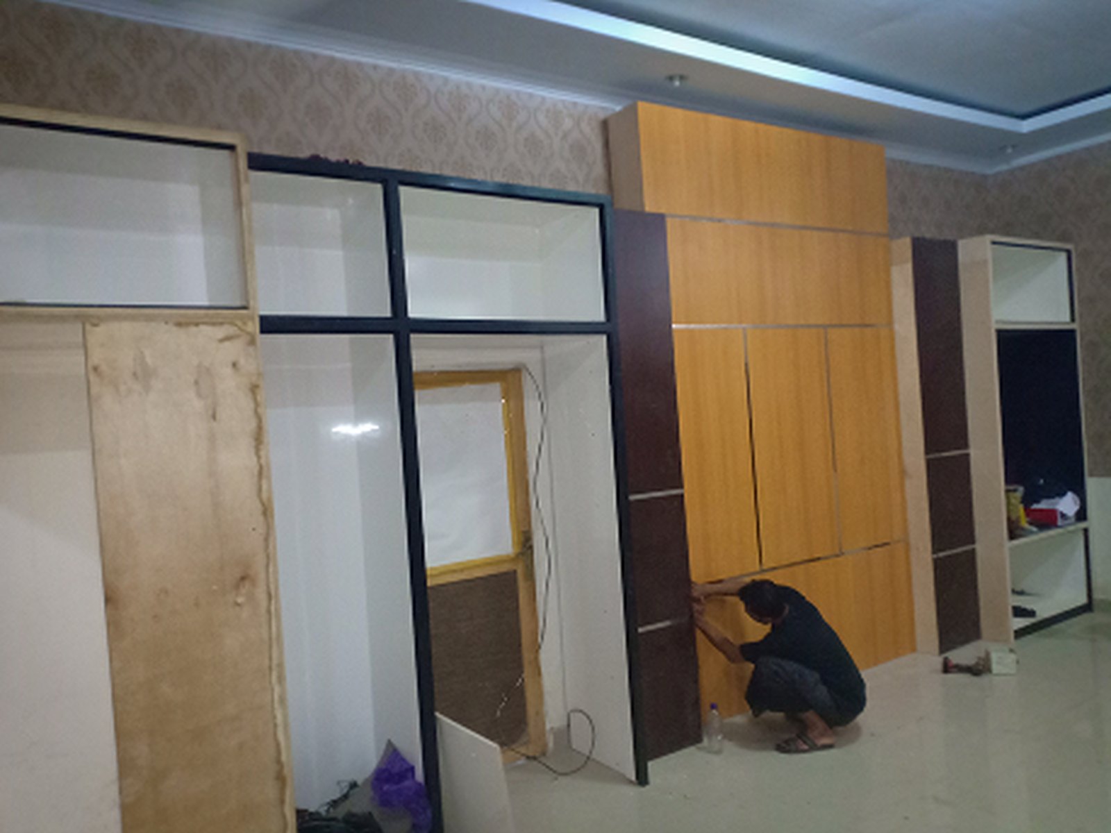 Progres pemasangan cabinet dan panel ruangan Bupati Bone