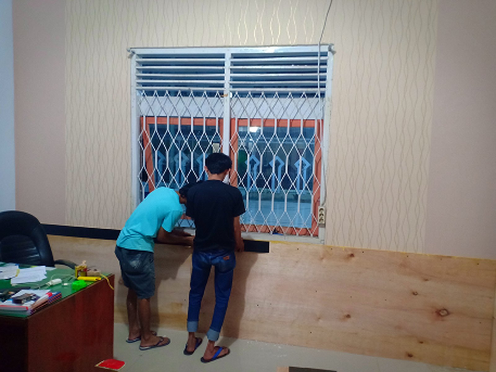 Progres pengerjaan cabinet bawah jendela ruangan Bupati Bone