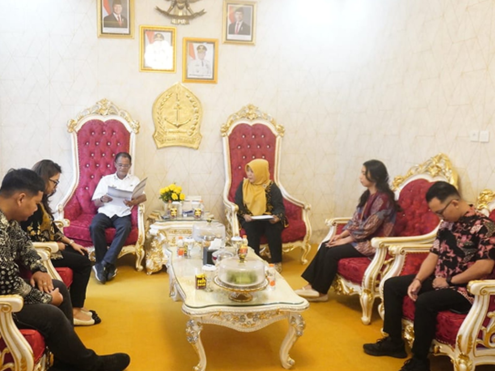 Interior ruangan Bupati Bone dengan kursi utama merah emas dan meja tamu