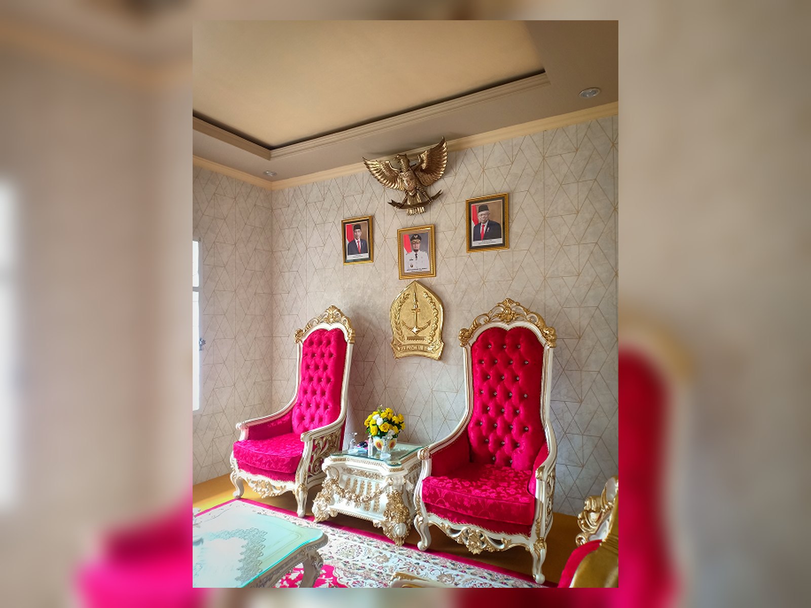 Area kursi utama ruangan Bupati Bone dengan wall panel dan ornamen dinding