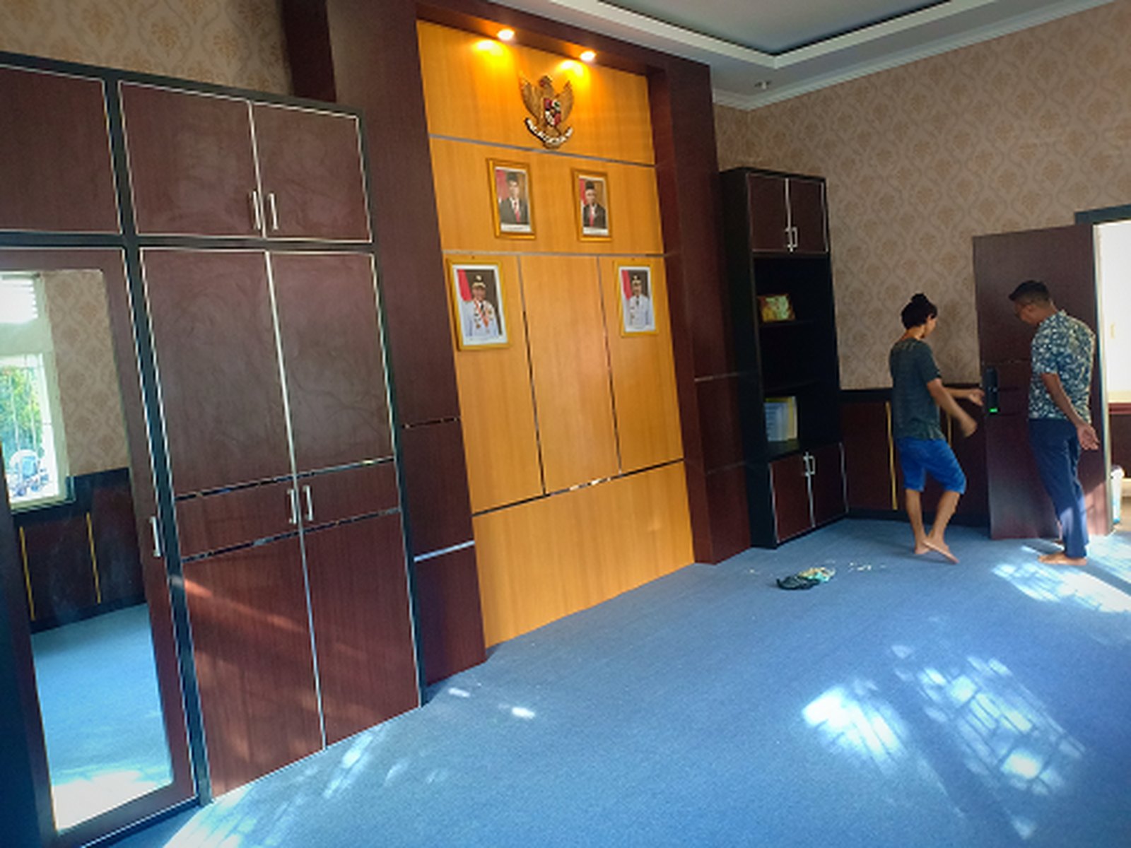 Lemari dan panel dinding custom pada ruangan Bupati Bone