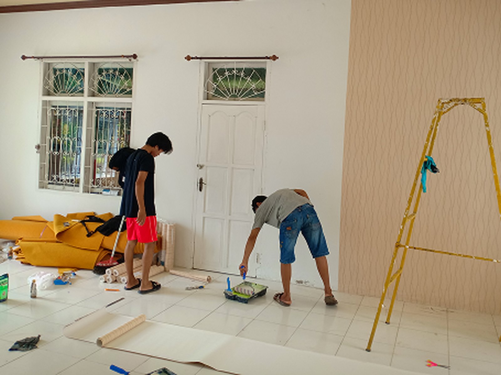 Persiapan material wallpaper dan karpet ruangan Bupati Bone