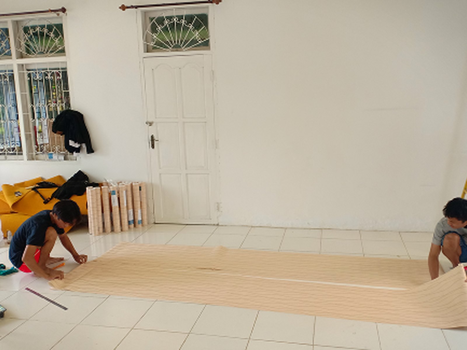 Pemotongan material finishing ruangan Bupati Bone