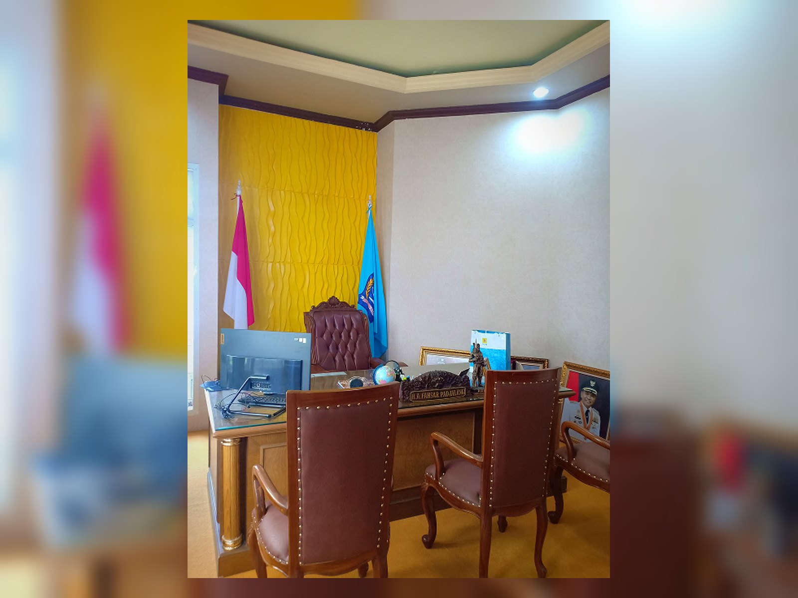 Ruang kerja Bupati Bone dengan meja kerja dan panel aksen kuning