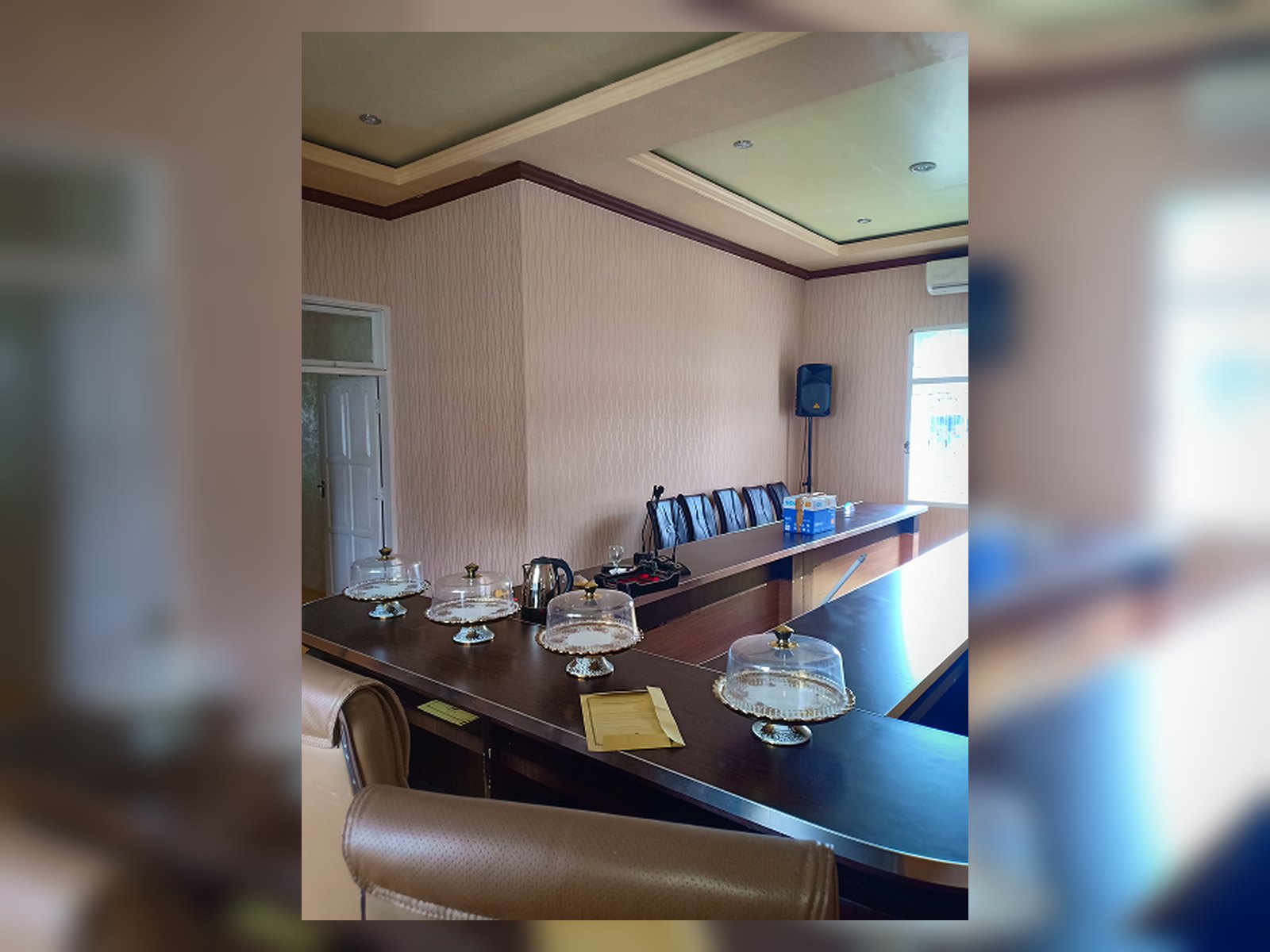 Tampilan meja rapat dan panel dinding ruangan Bupati Bone