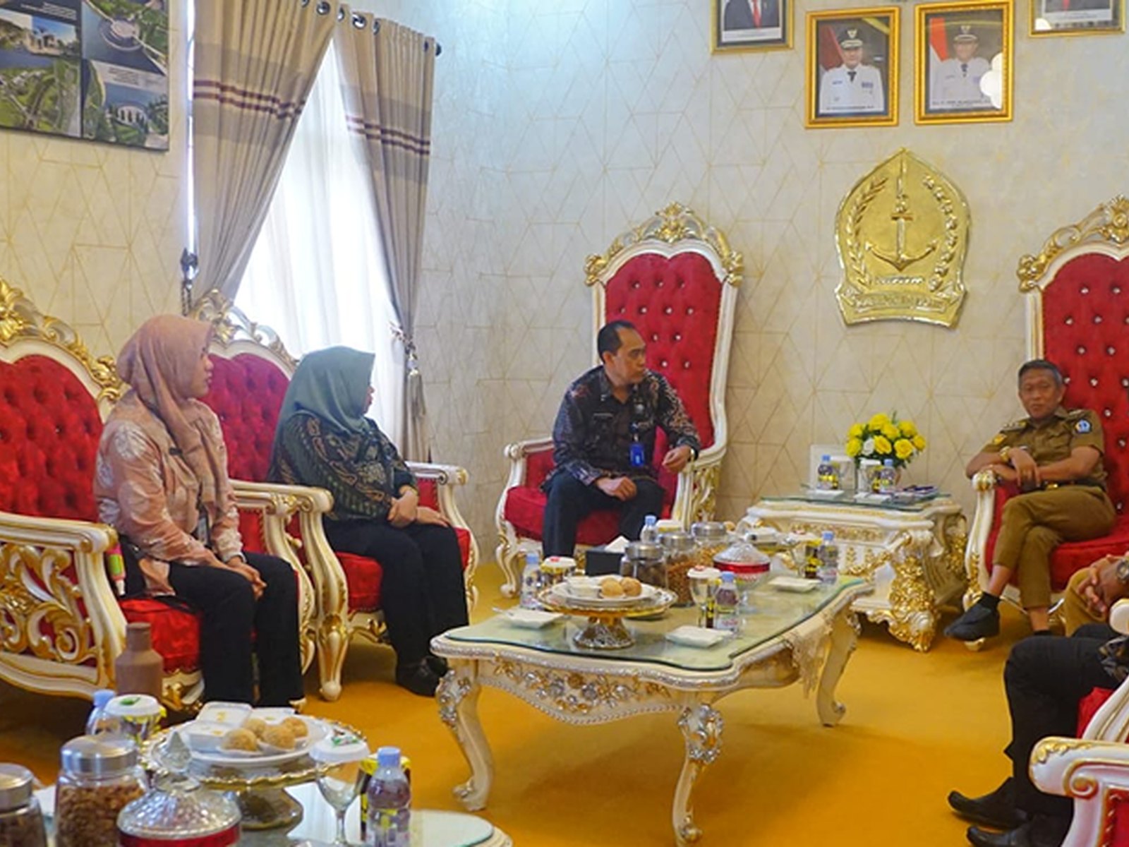 Ruang tamu Bupati Bone digunakan untuk pertemuan