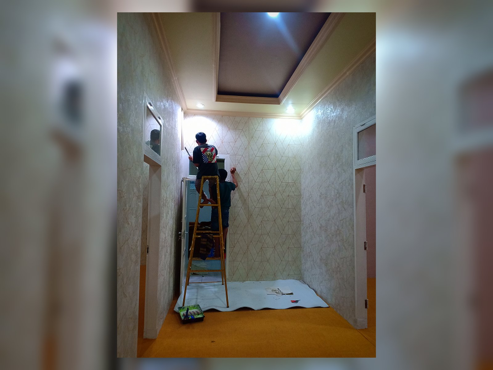 Progres pemasangan wallpaper ruangan Bupati Bone