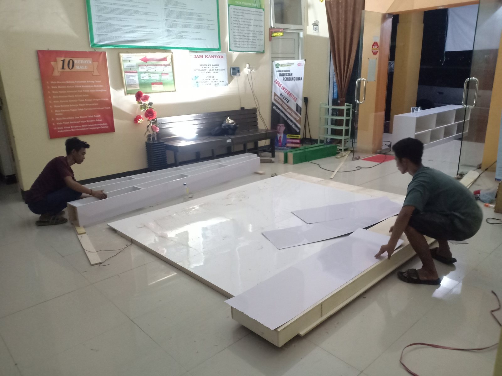 Interior Studio RRI Kabupaten Bone dengan furniture meja studio