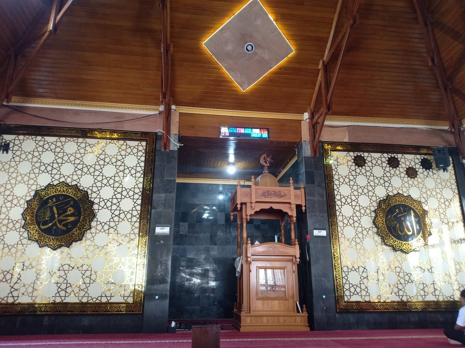 Interior tiang Masjid Istiqbal Pattiro Bajo dengan finishing HPL