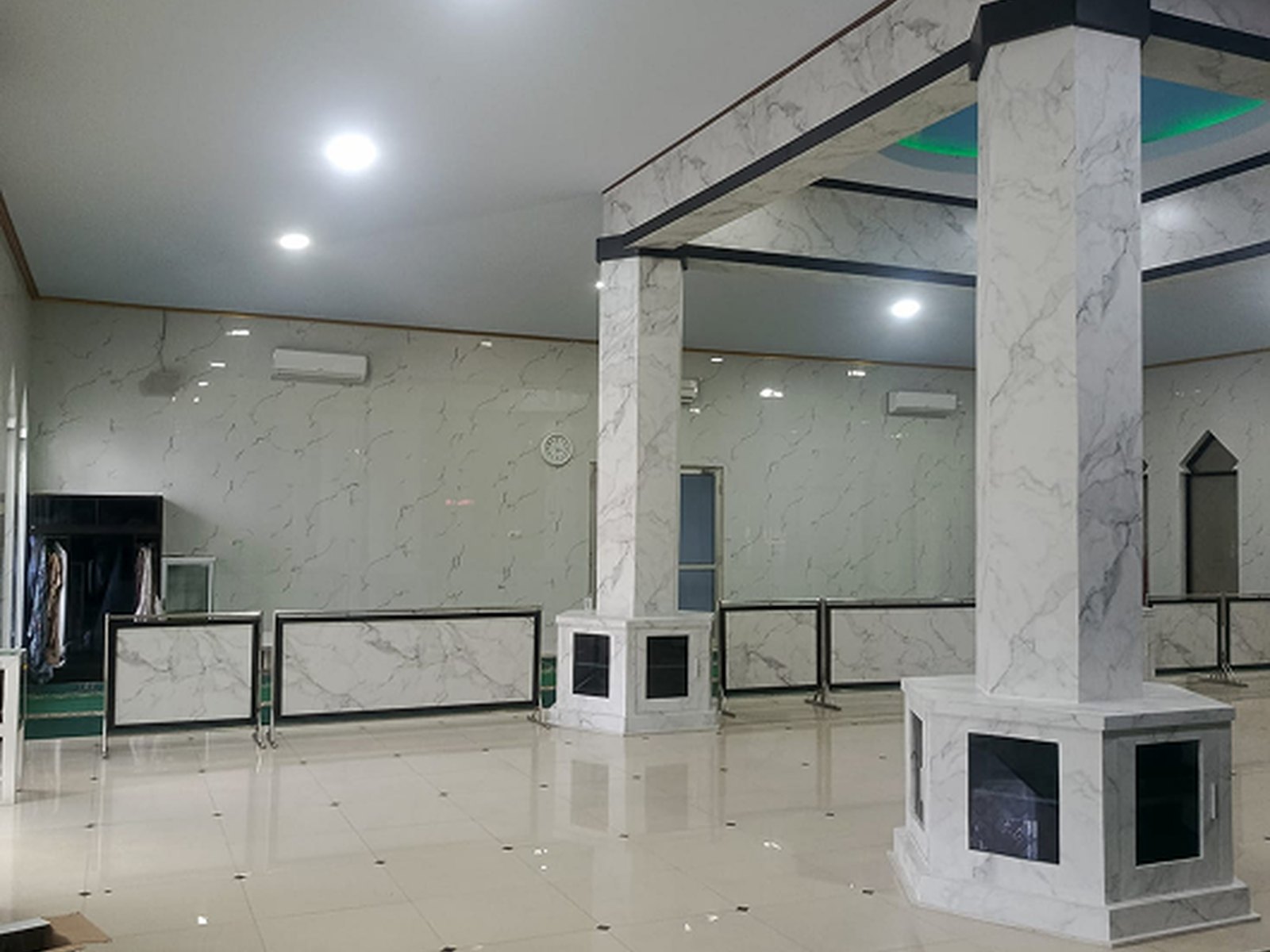 Interior tiang Masjid Nurul Mukarrabin dengan finishing motif marmer