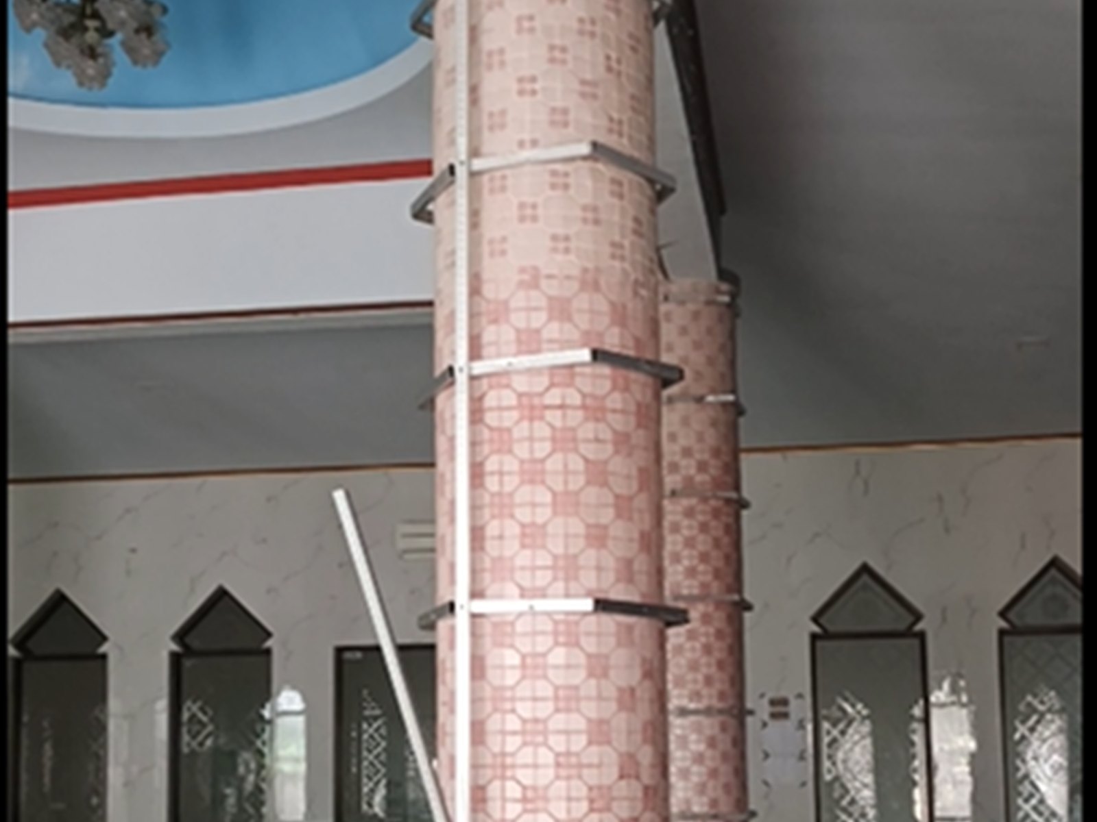 Progres wrapping tiang Masjid Nurul Mukarrabin sebelum finishing akhir