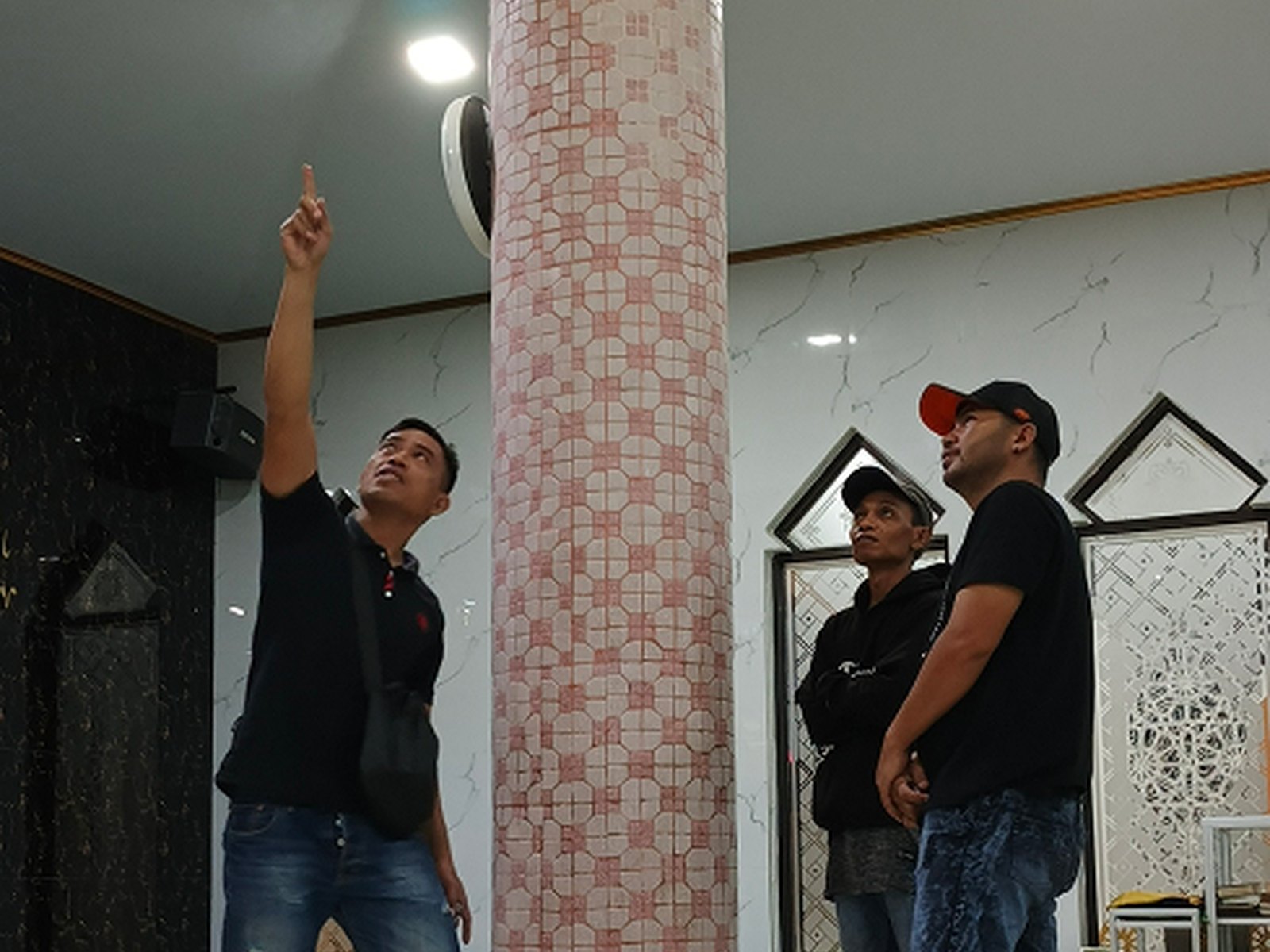 Pemeriksaan progres pekerjaan tiang Masjid Nurul Mukarrabin