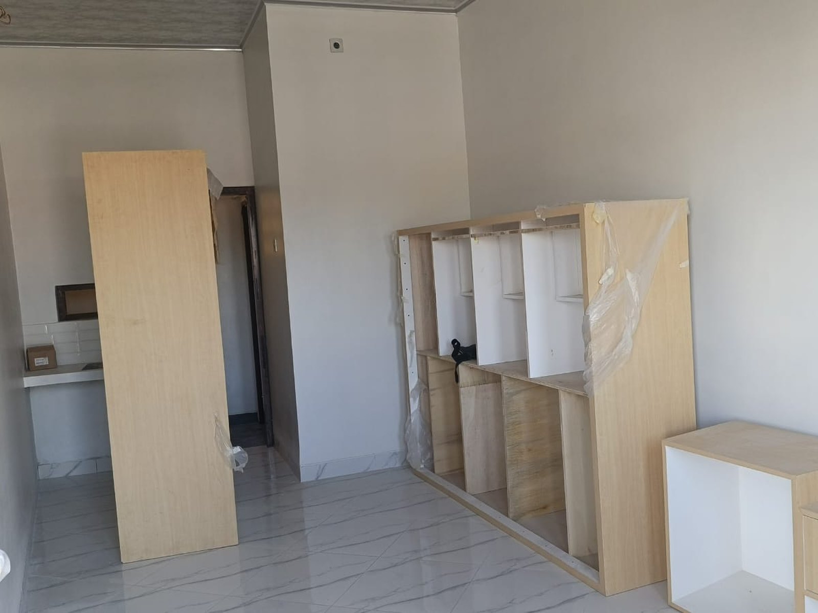 Progres pemasangan furniture kamar Diva Homestay