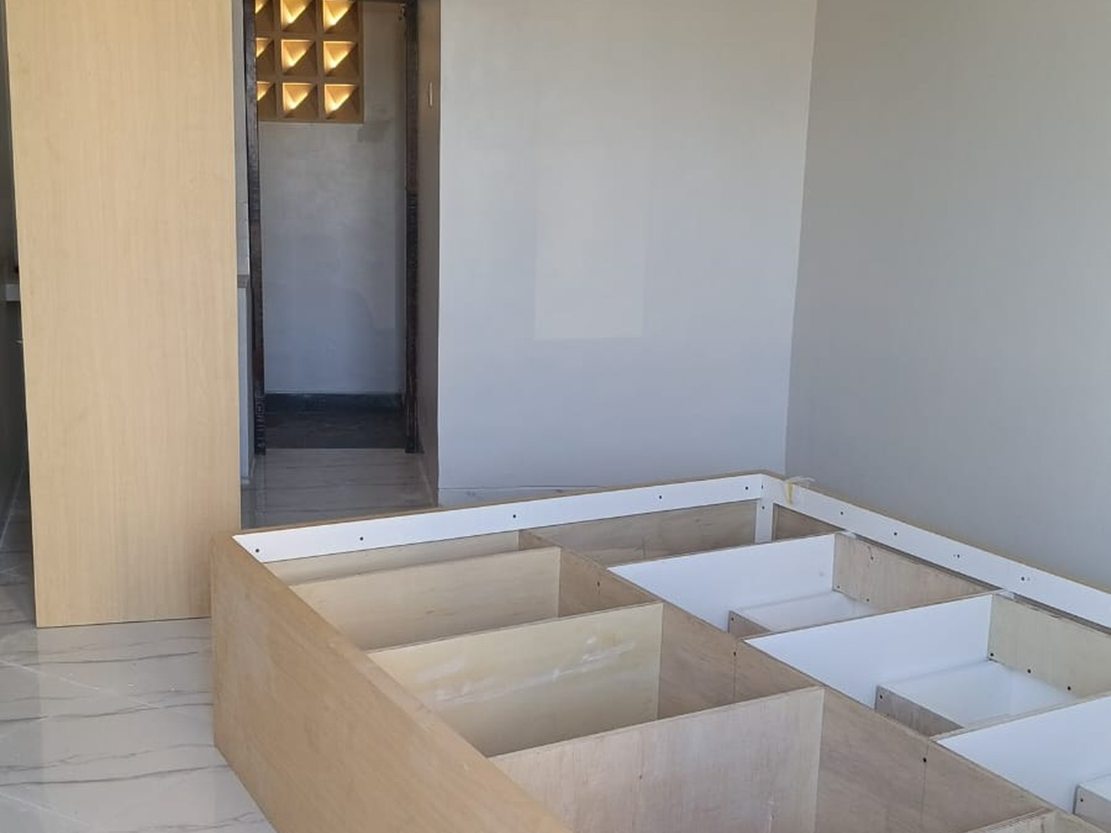 Progres rangka furniture tempat tidur Diva Homestay