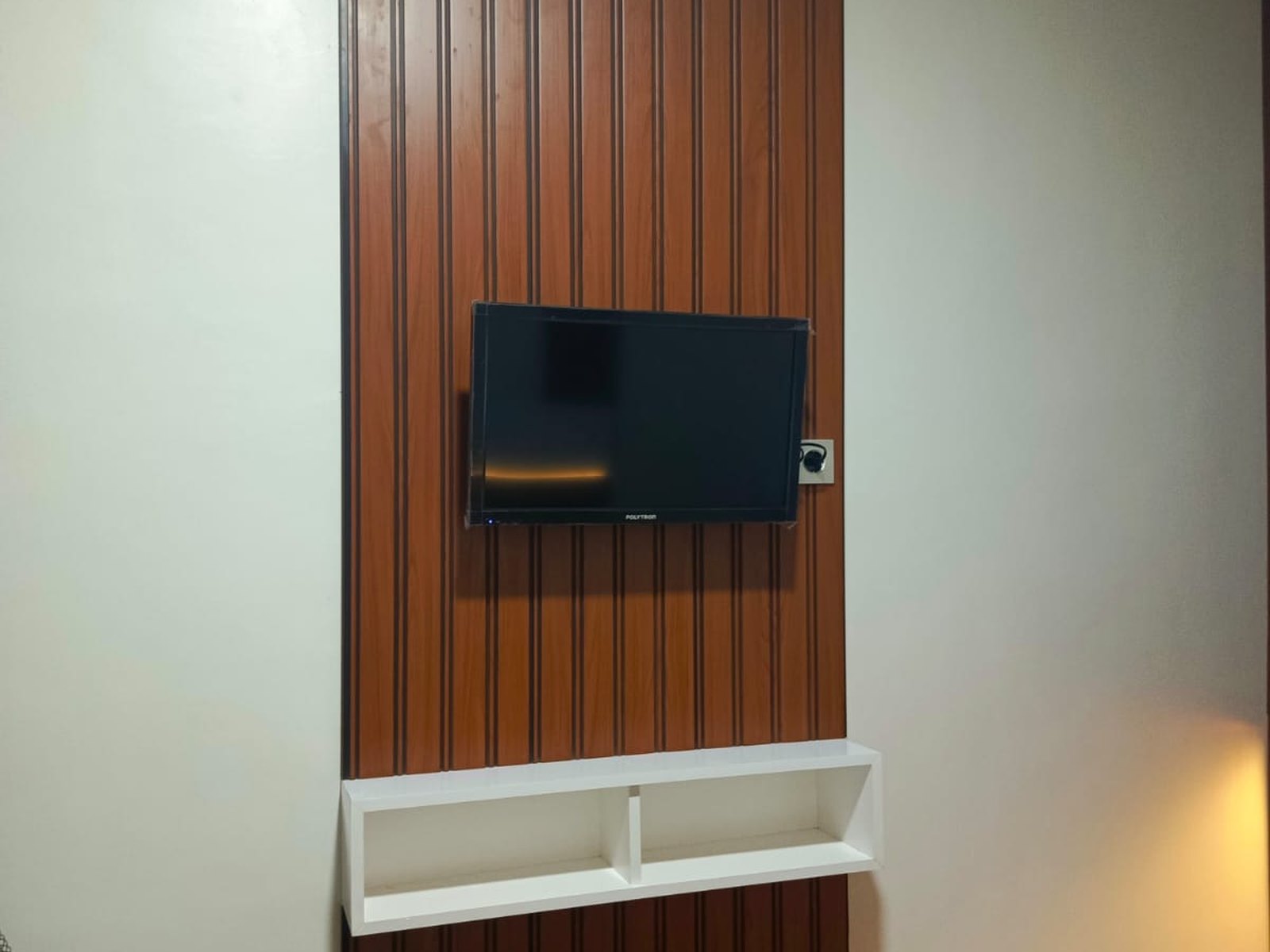 Panel TV kamar Diva Homestay setelah pemasangan
