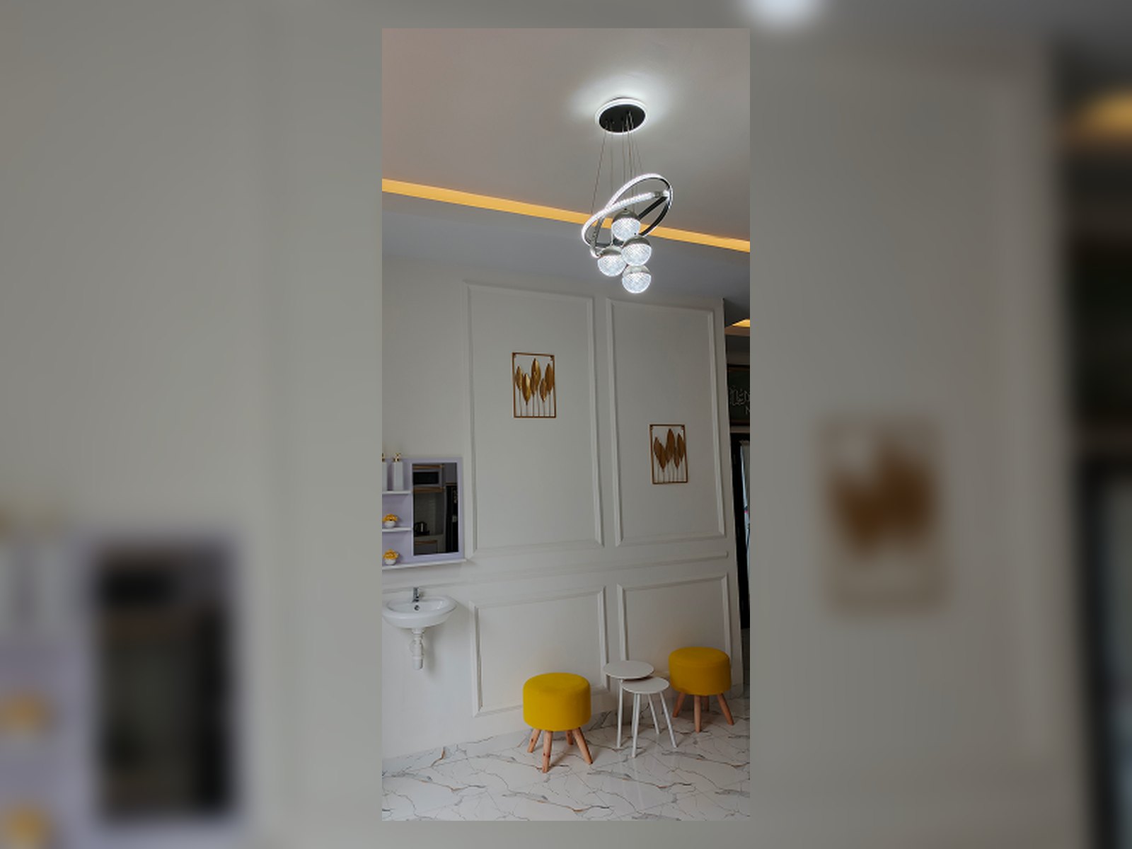 Dinding dekoratif rumah hunian Jalan Majang dengan lampu gantung