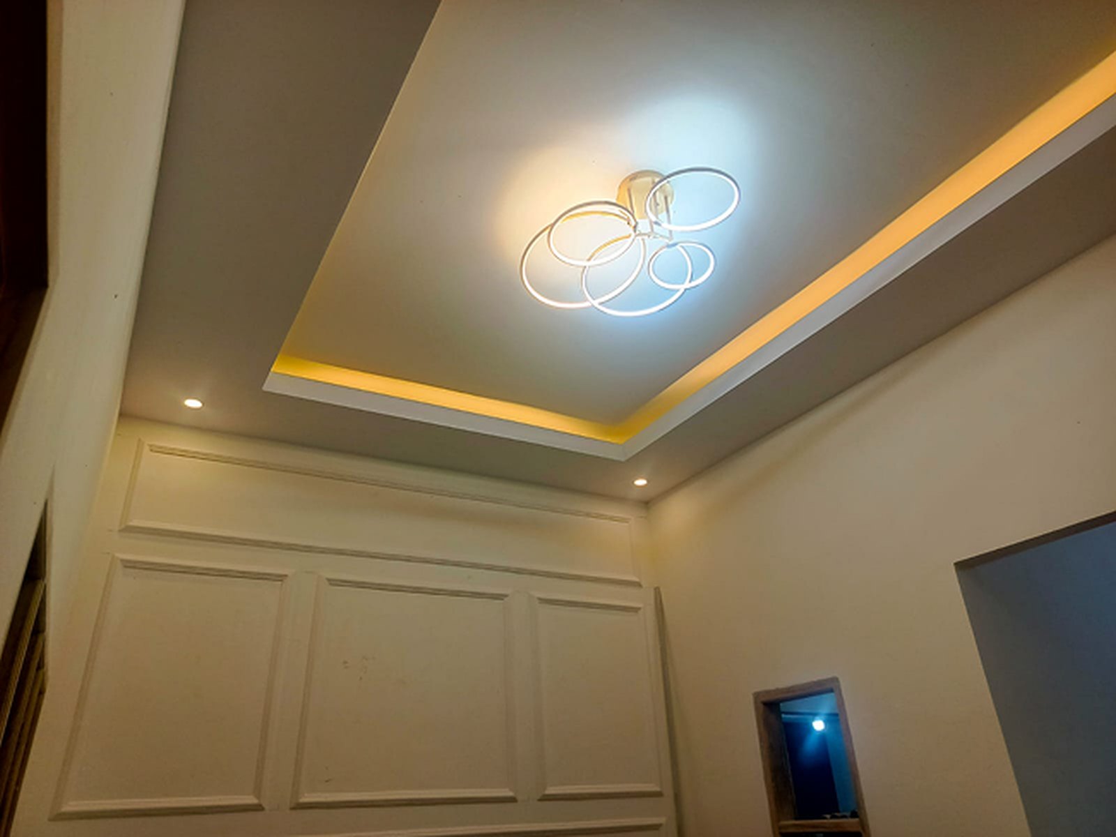 Detail plafon rumah hunian Jalan Majang dengan lampu dekoratif