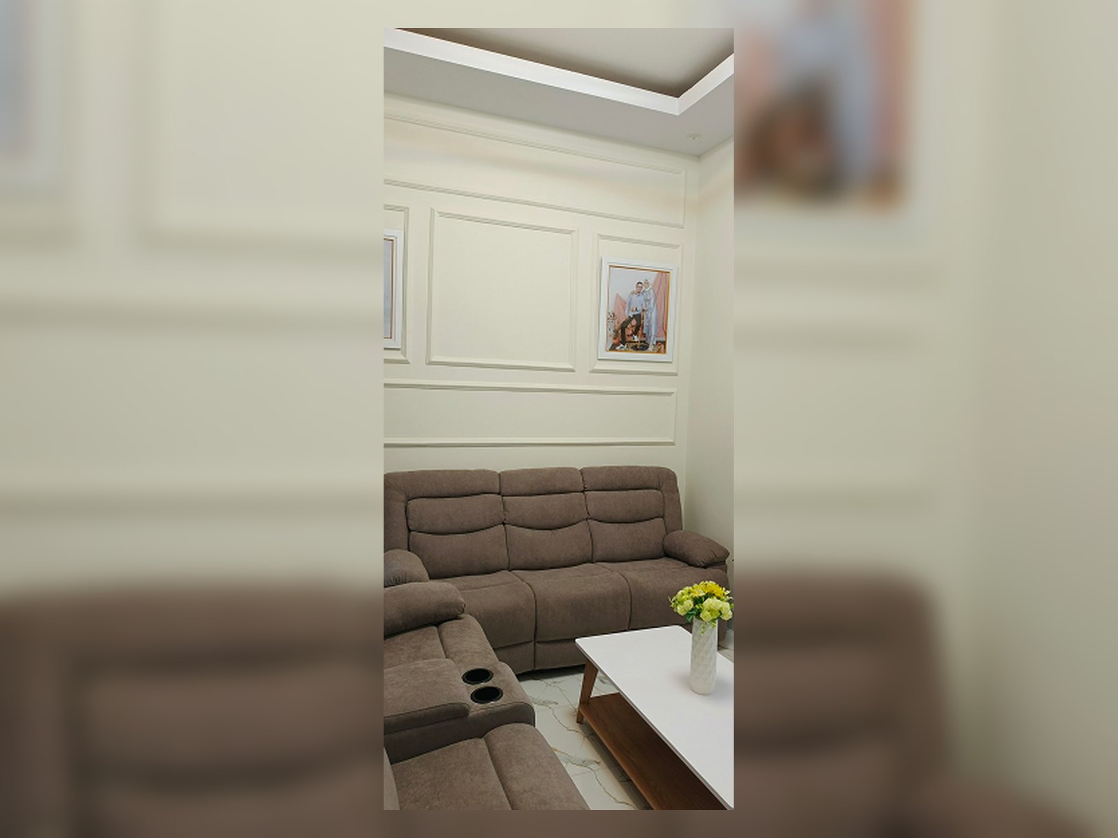 Area sofa rumah hunian Jalan Majang dengan wall panel putih